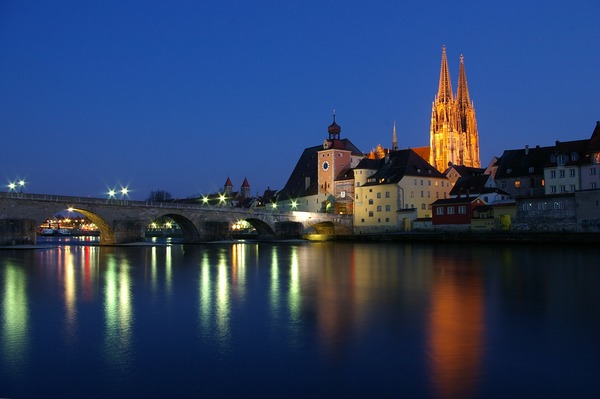 DEREG - Regensburg - River Bridge Cathedral by Night.jpg